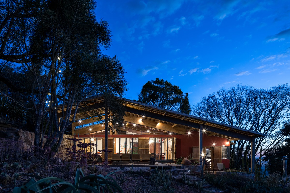 Imagen nocturna de la vivienda con luces encendidas