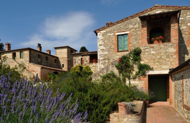 Una antigua aldea italiana se vende como complejo turístico y plató de cine por 13 millones