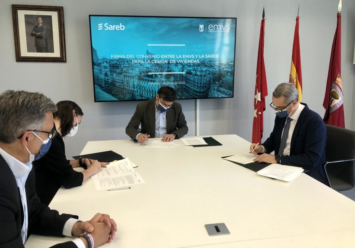 La EMVS firma un convenio con la Sareb para adquirir temporalmente 42 viviendas destinadas a alquileres asequibles