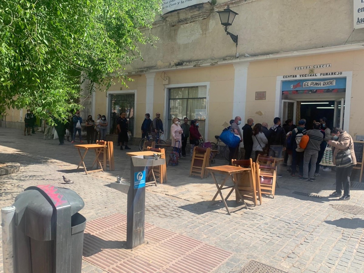 Cola de personas que acuden al comedor social de la Casa del Pumarejo.