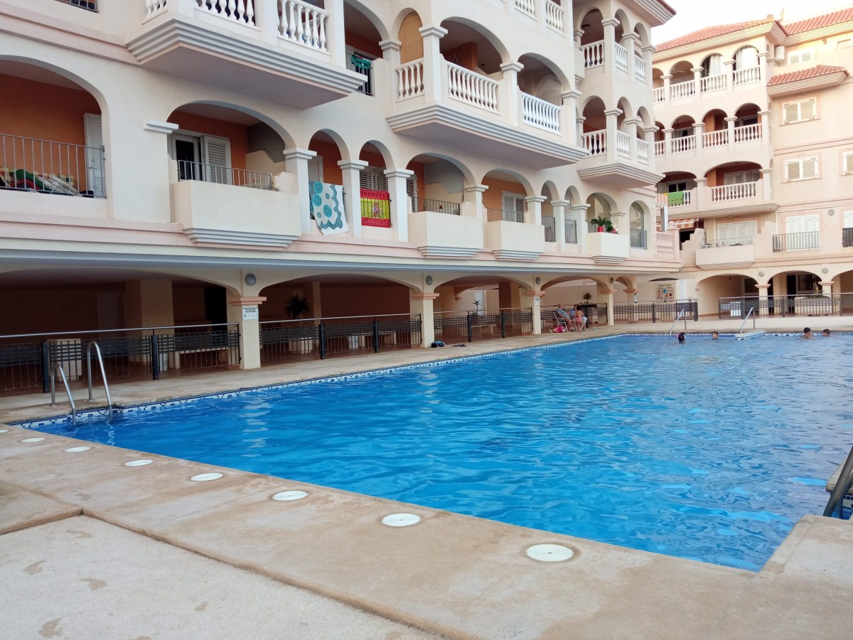 Piscina comunitaria en una urbanización de Almería de archivo