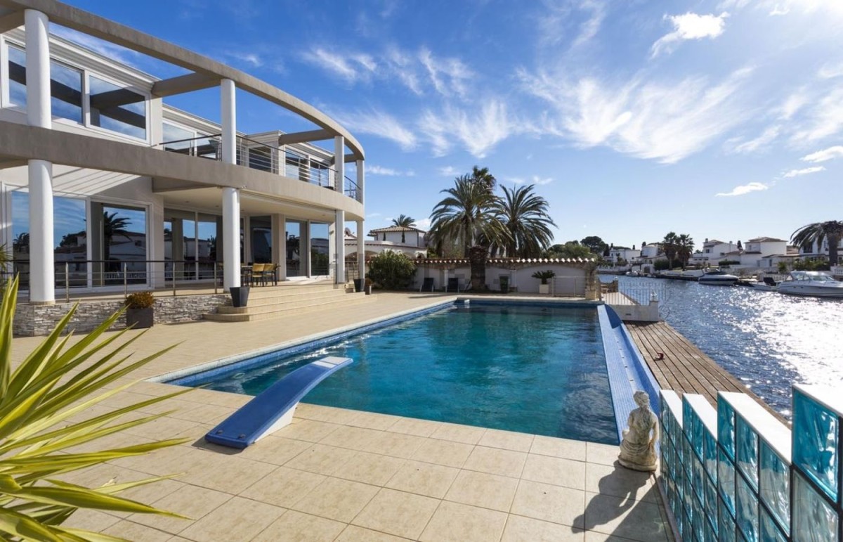 Casas con amarre, el ‘caramelo’ de lujo que franceses y alemanes se rifan en Cataluña