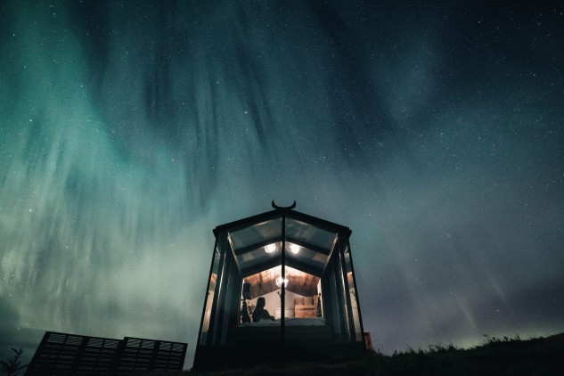 Una espectacular cabaña prefabricada en Islandia para disfrutar de la aurora boreal desde la cama