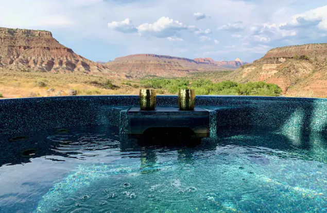 bañera de hidromasaje en casa prefabricada