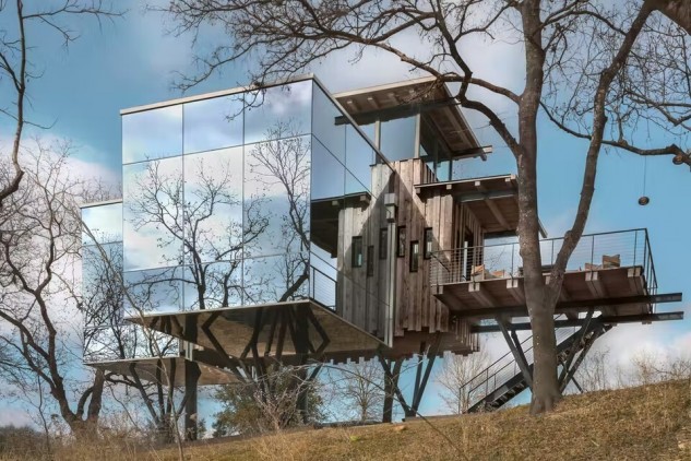 Una espectacular cabaña prefabricada y sostenible construida en los árboles en solo unos días