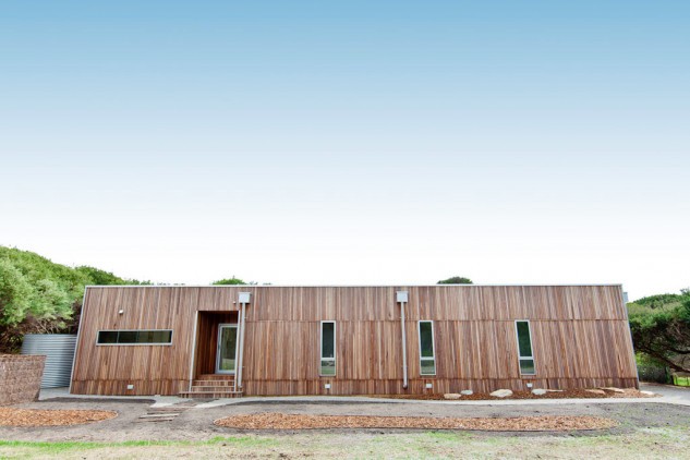 Una espectacular casa prefabricada con un interior de diseño y lleno de luz natural