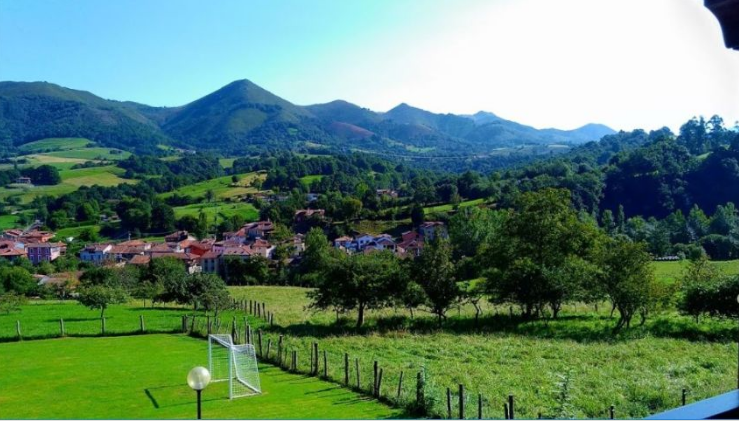 Un campo de fútbol natural dentro del recinto
