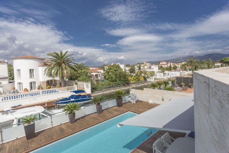 Casa amb amarratge a Cap Ras - Creus - Falconera, 1.380.000 euros