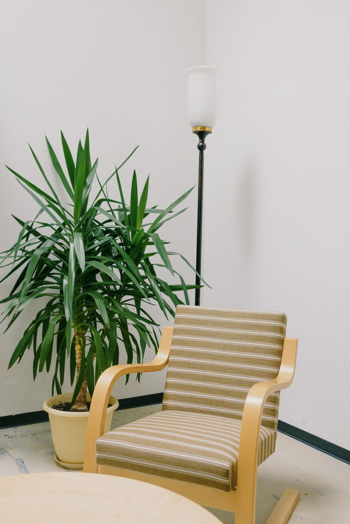 Esquina con lámpara de pie