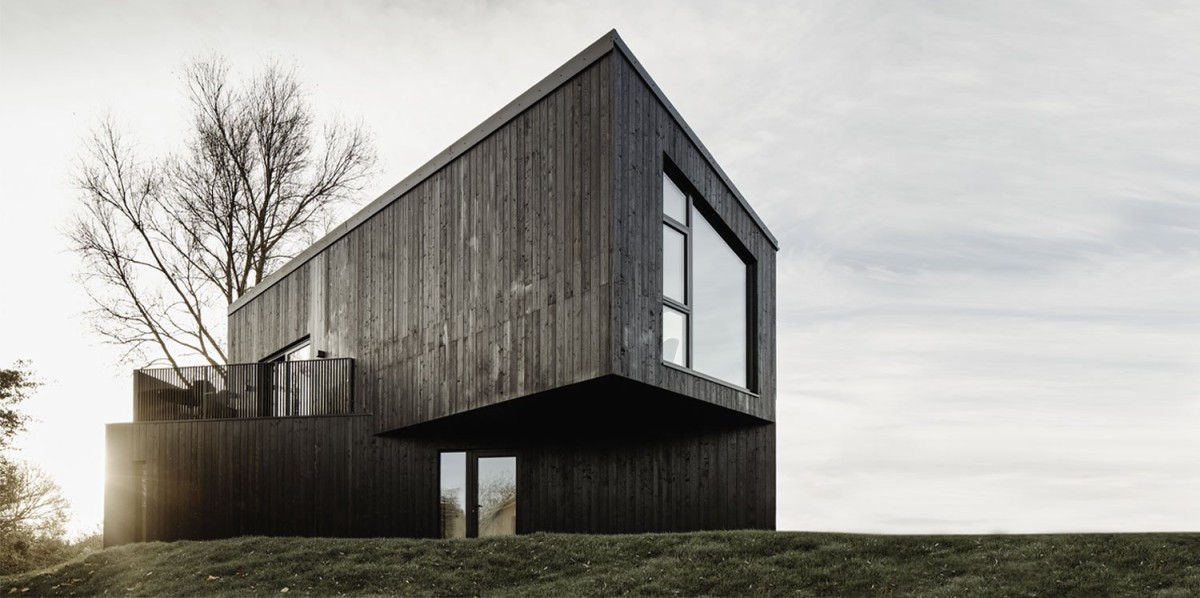 Una casa prefabricada sostenible con un diseño minimalista y vistas al entorno natural