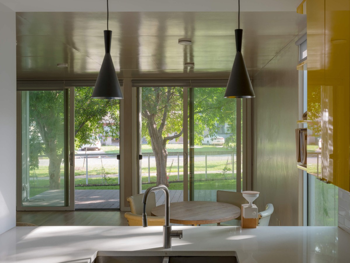 Cocina con vistas al jardín en Squirrel Park