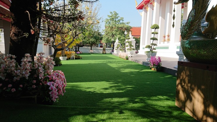 Césped artificial o natural para el jardín: te contamos los pros y contras  de cada uno