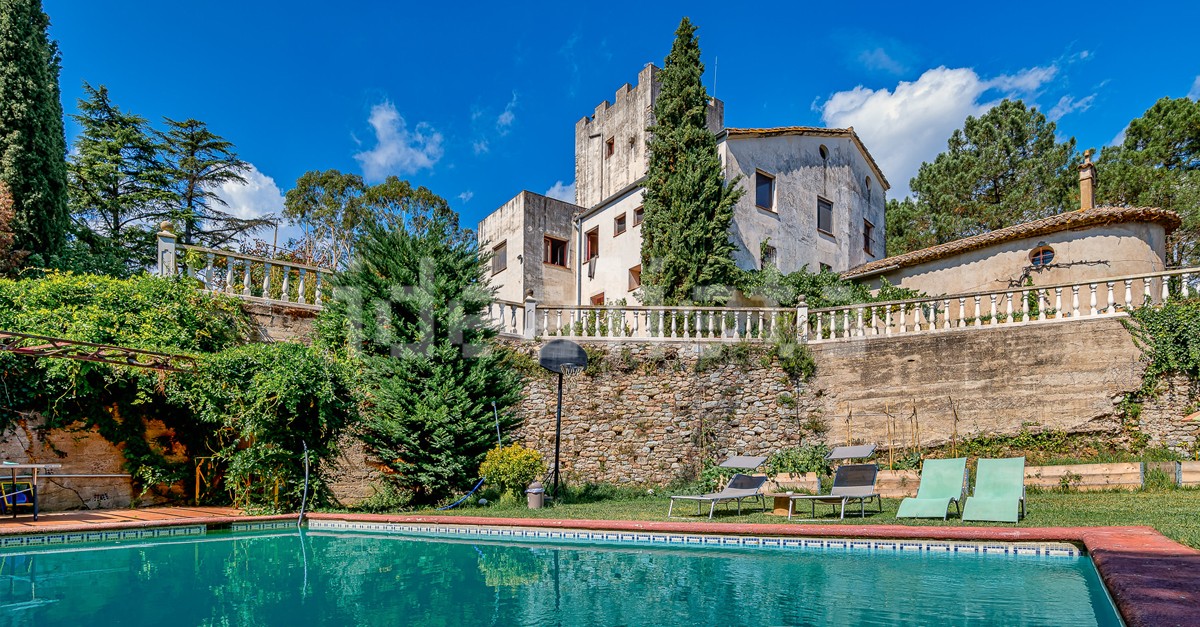 A la venta una masía del siglo XV con torre y capilla por menos de un millón euros