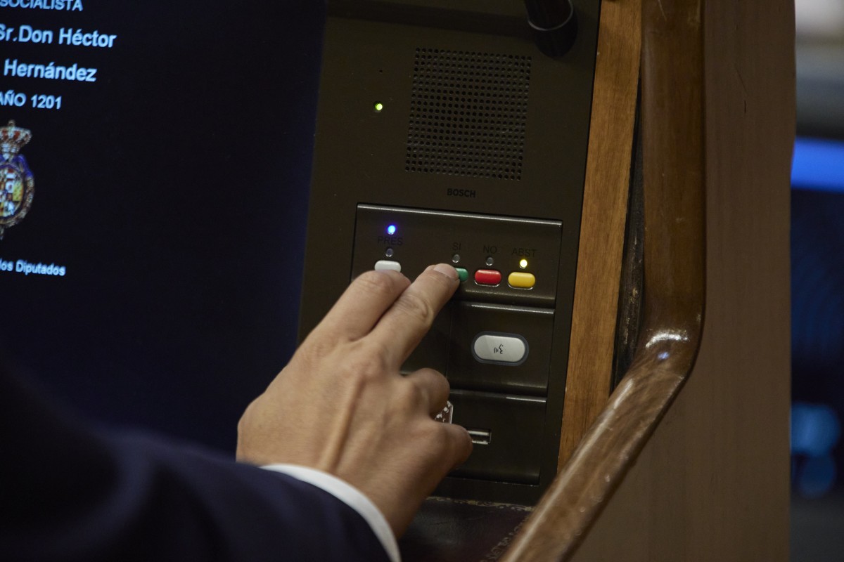 Un miembro del hemiciclo vota en una sesión plenaria, en el Congreso 