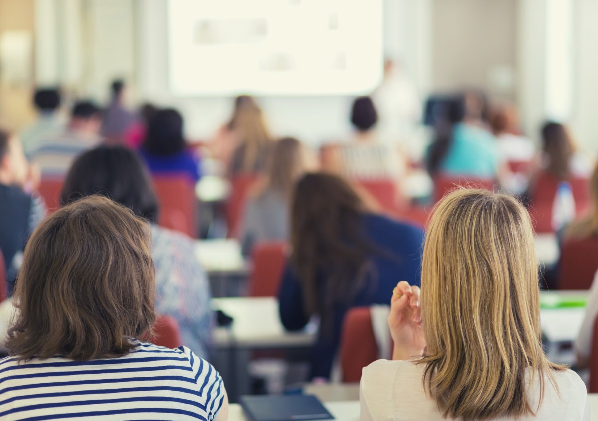Jóvenes asisten a un curso