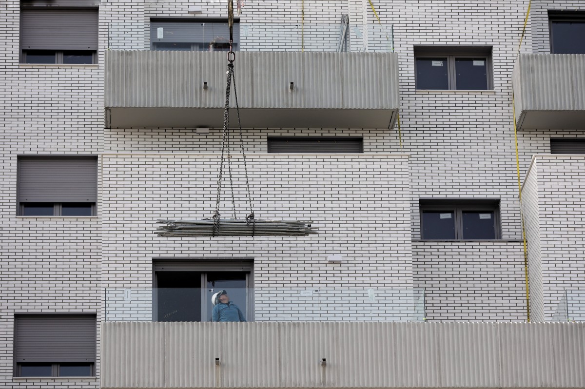 Un hombre trabaja en una obra