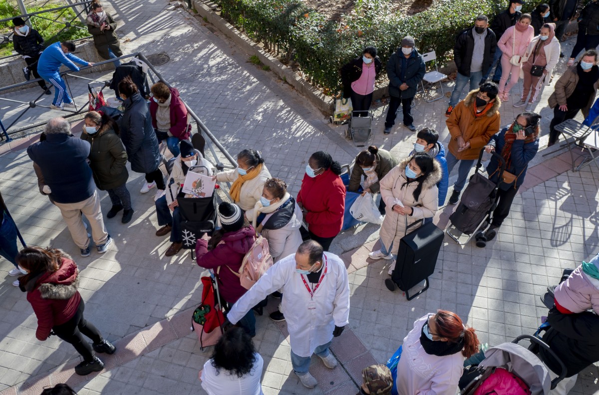 Varias personas hacen cola para recibir alimentos en Madrid