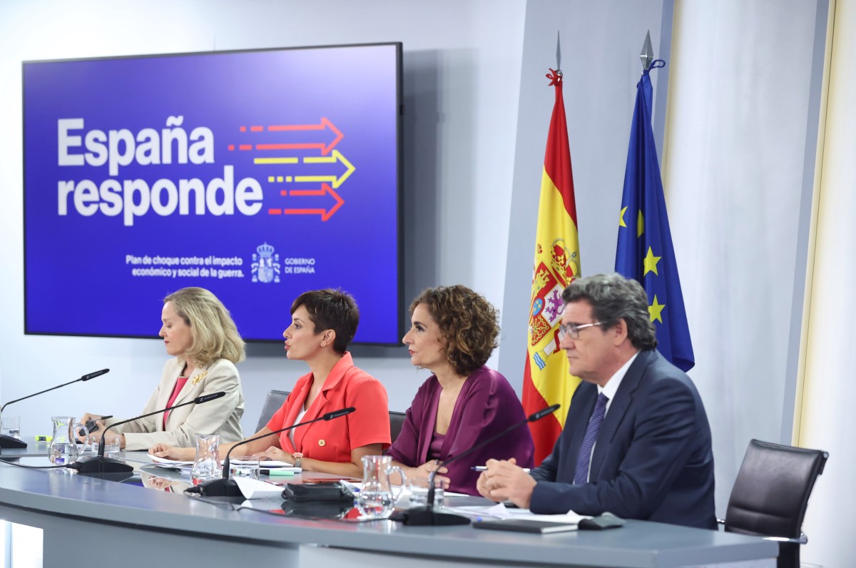 (I-D) Nadia Calviño, Isabel Rodríguez, María Jesús Montero y José Luis Escrivá