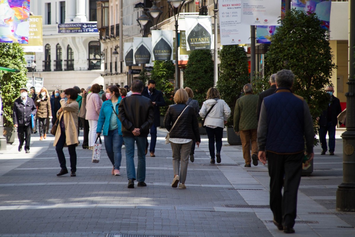 Personas caminando por la calle Santiago de Valladolid