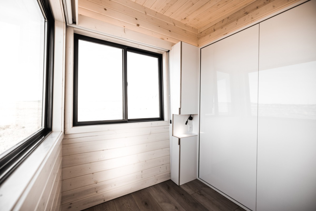 Dormitorio con cama cerrada