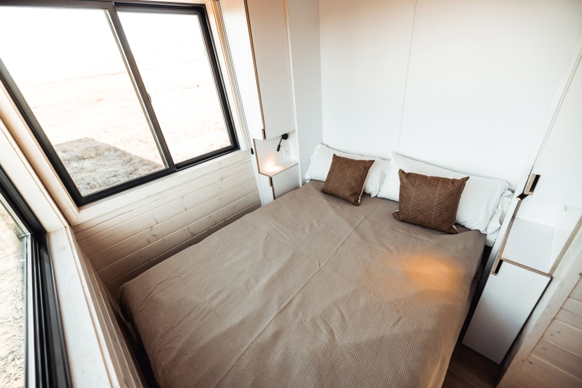 Dormitorio con cama abierta