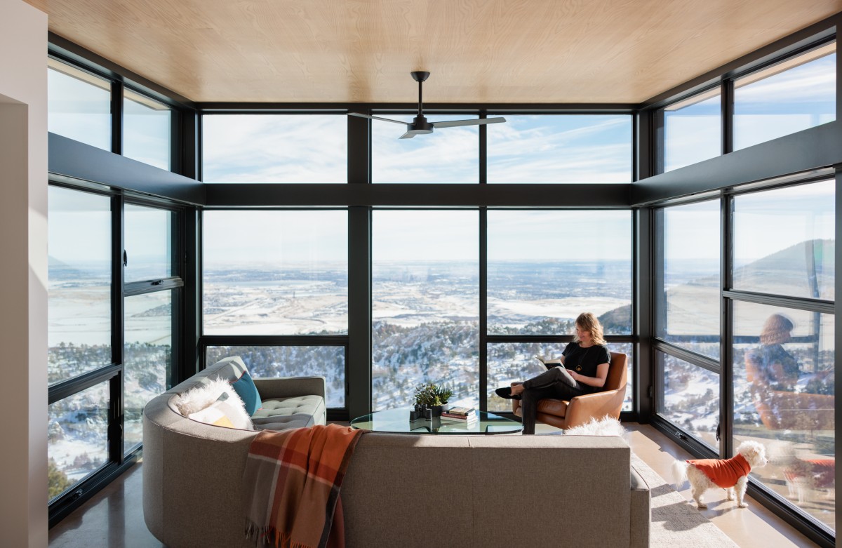 Salón con vistas desde los ventanales