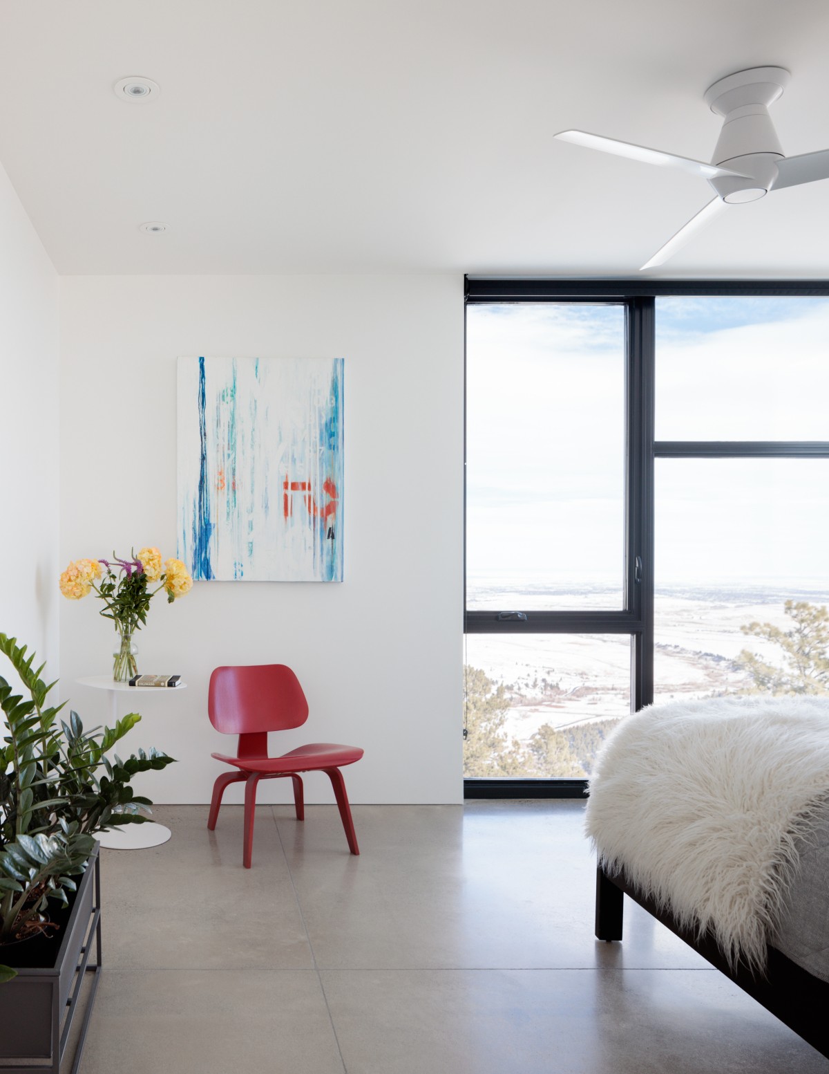 Dormitorio con ventanal y decoración en rojo