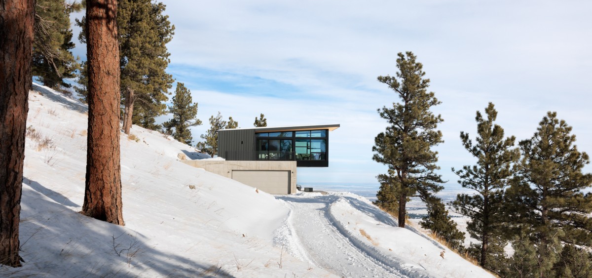 Vivienda en voladizo sobre paisaje nevado
