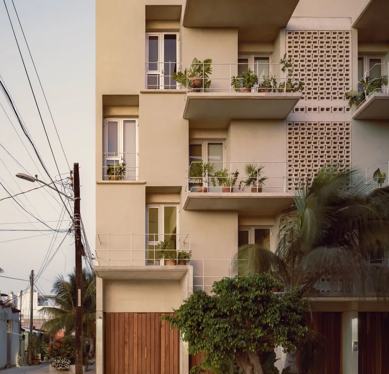 Detalle de la fachada con balcones