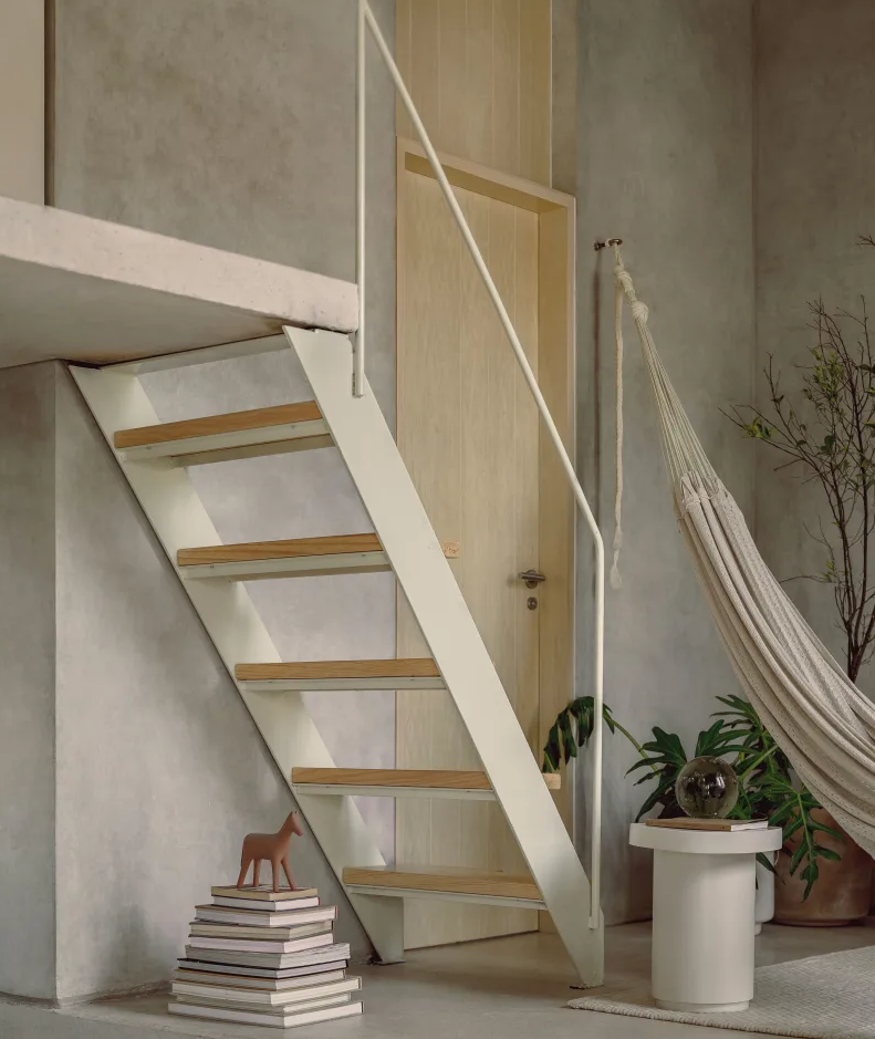 Escaleras interiores, junto a la puerta
