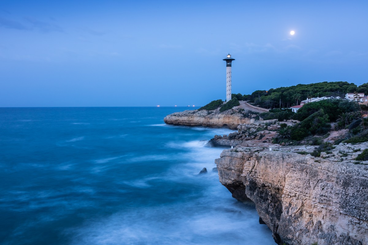 Faro de Torredembarra al anochecer