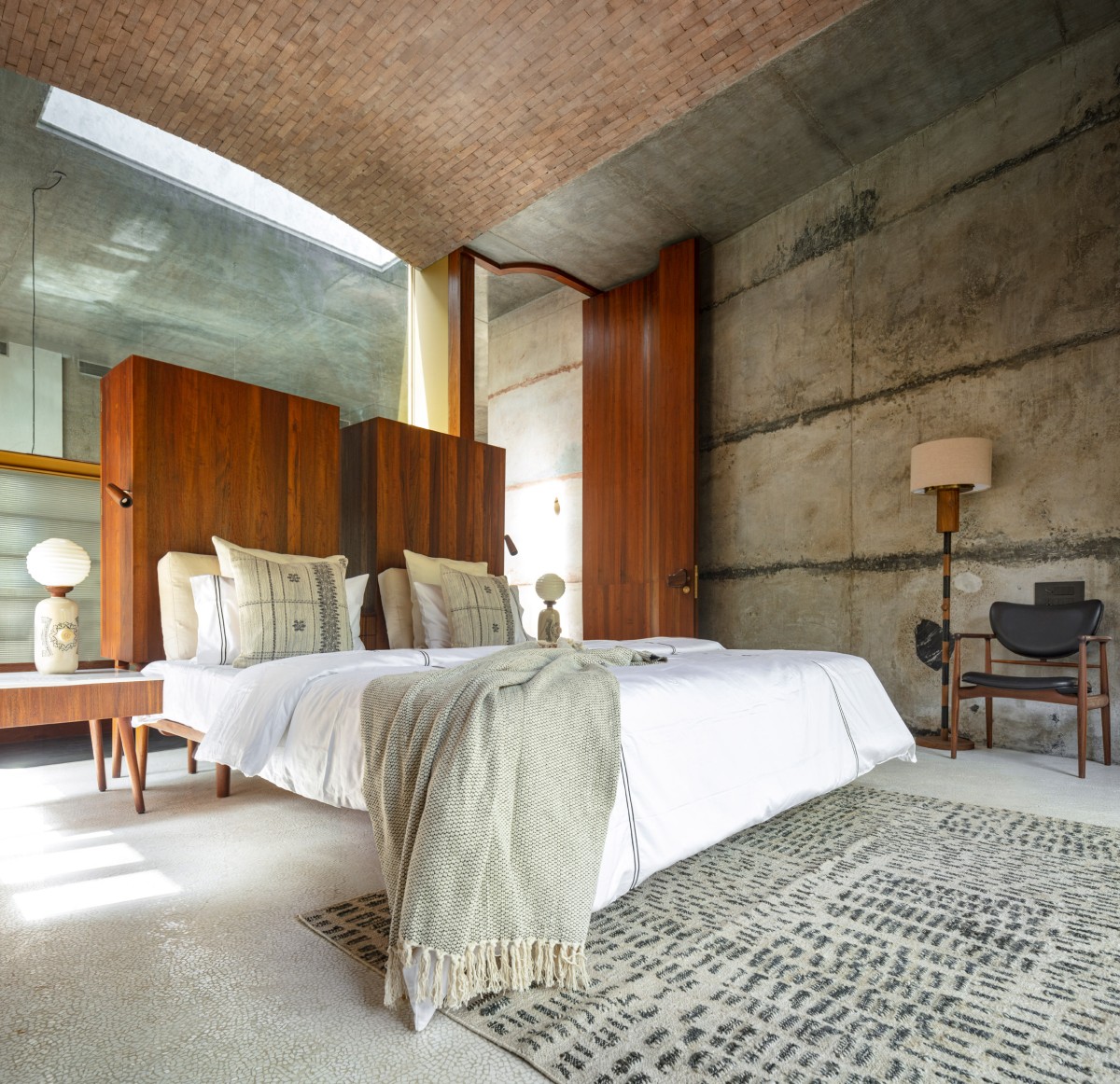 Dormitorio con cama grande