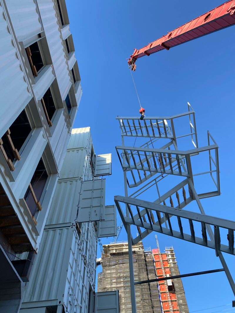 Escaleras exteriores del edificio