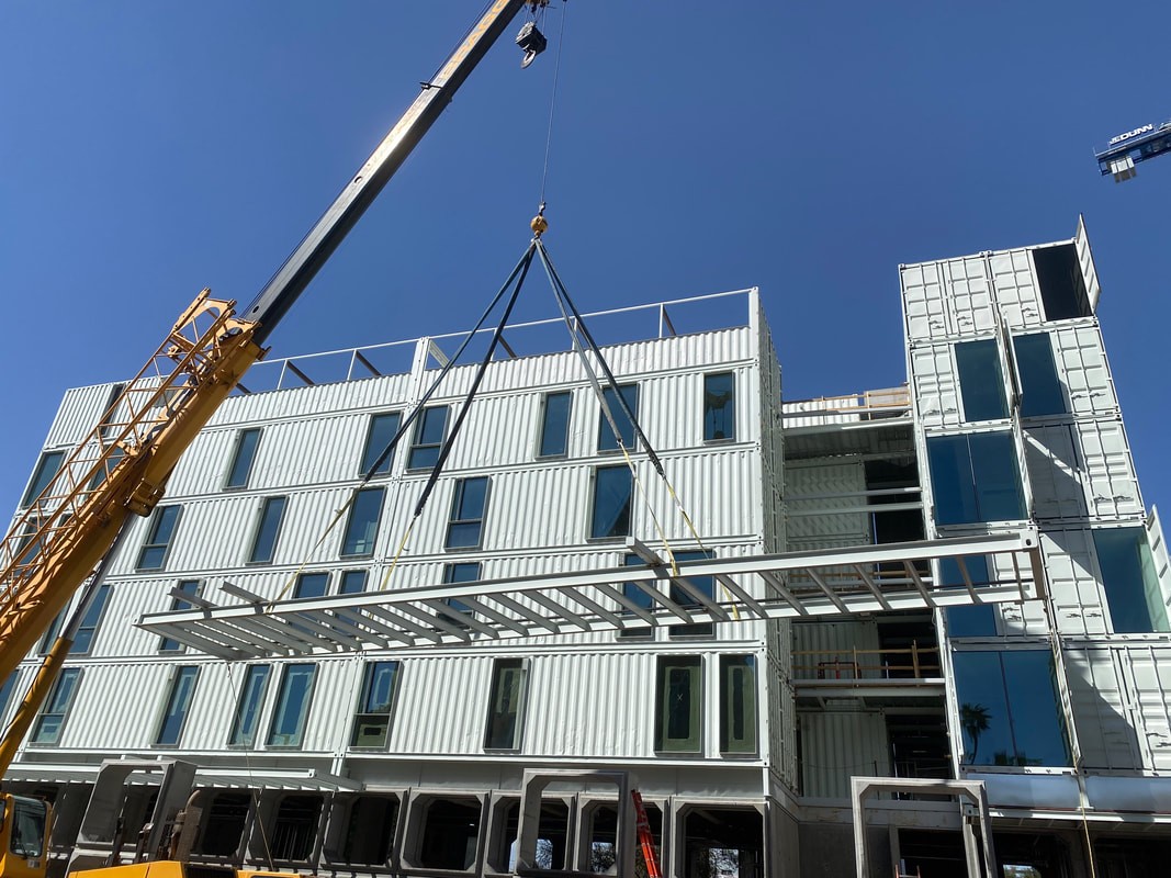 Grúa colocando piezas del edificio