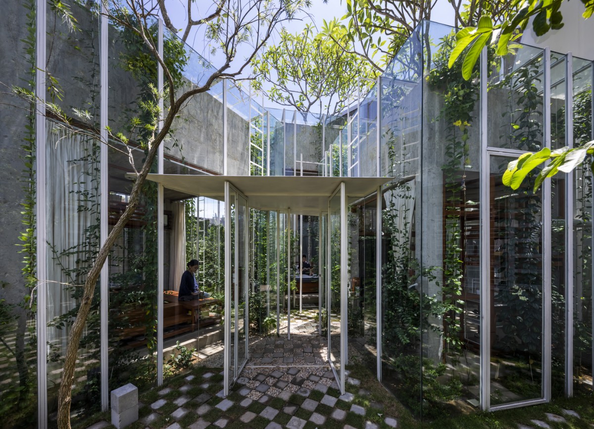 Entrada con pasillos de vidrio