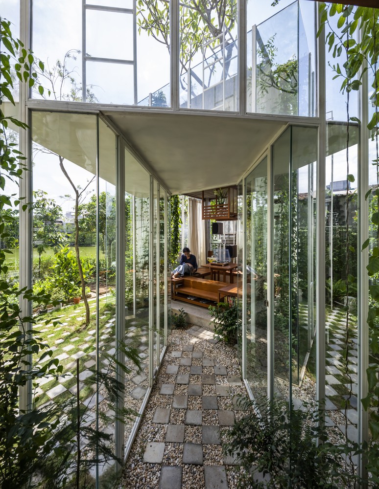 Pasillo con salón al fondo