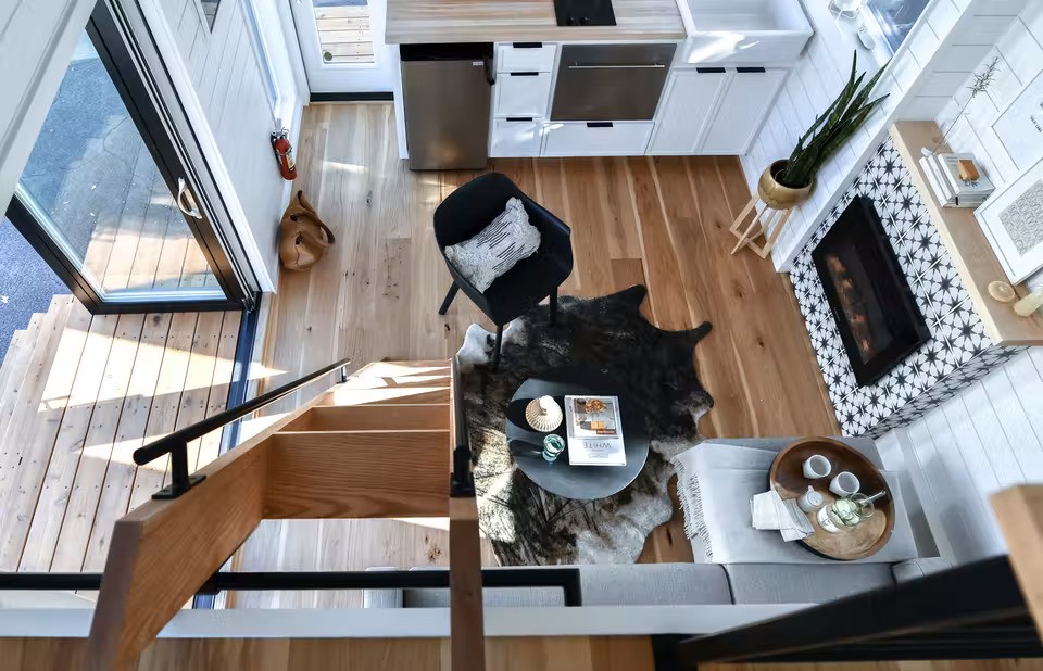 El salón y la cocina vistas desde el altillo