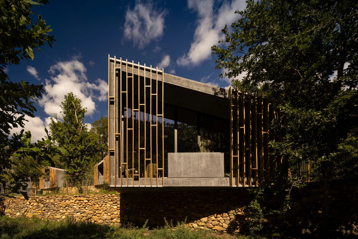 Cabaña en voladizo sobre un terraplén