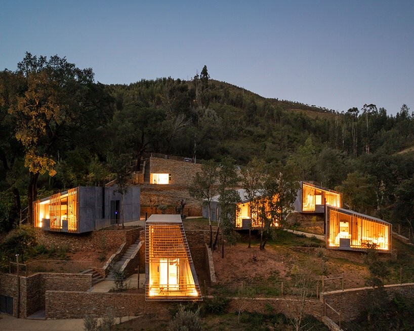 Vista nocturna del complejo con luces