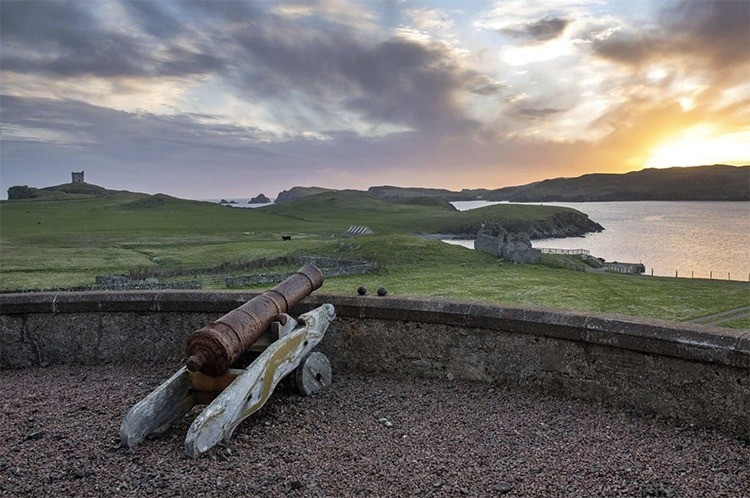 Se vende isla remota con castillo incluido en Escocia por ‘solo’ 2 millones