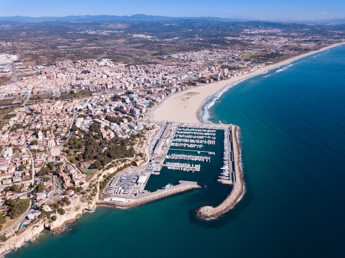 Vista de Torredembarra con el puerto deportivo