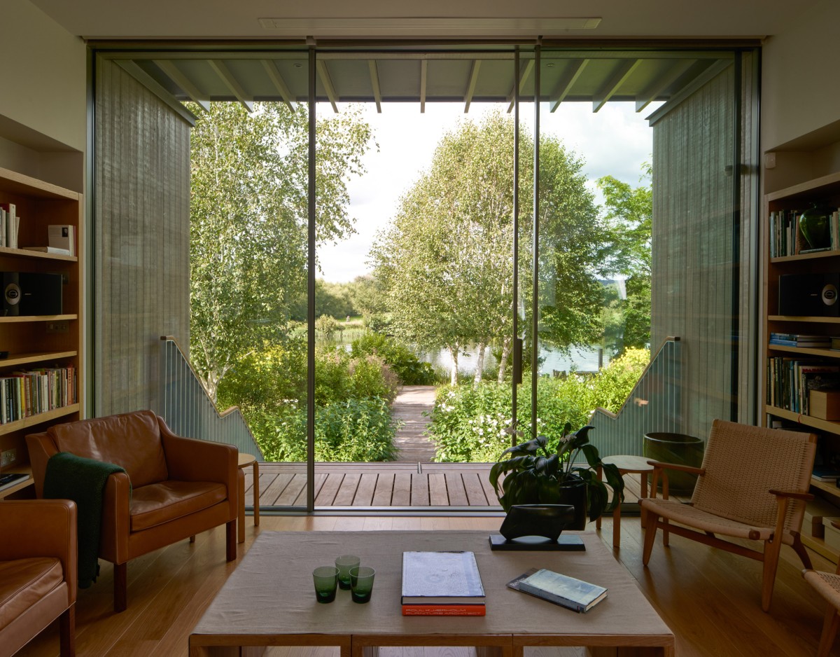 El salón ofrece un espacio acogedor con vistas al río