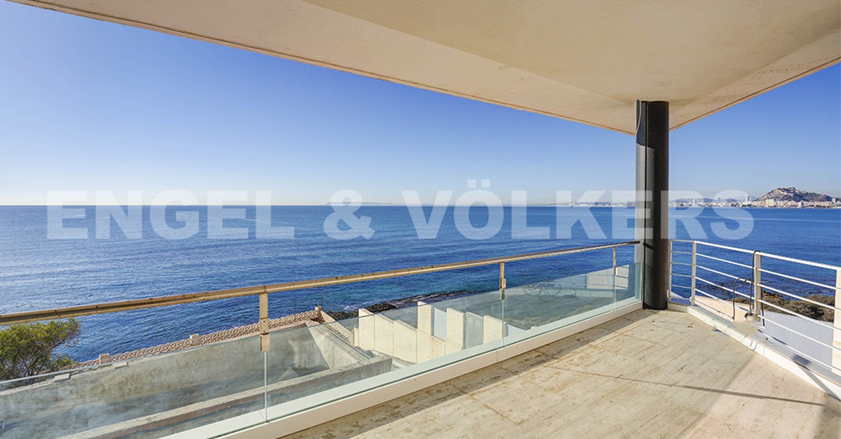 Tiene vistas a la bahía y castillo de Alicante y al cabo de Santa Pola