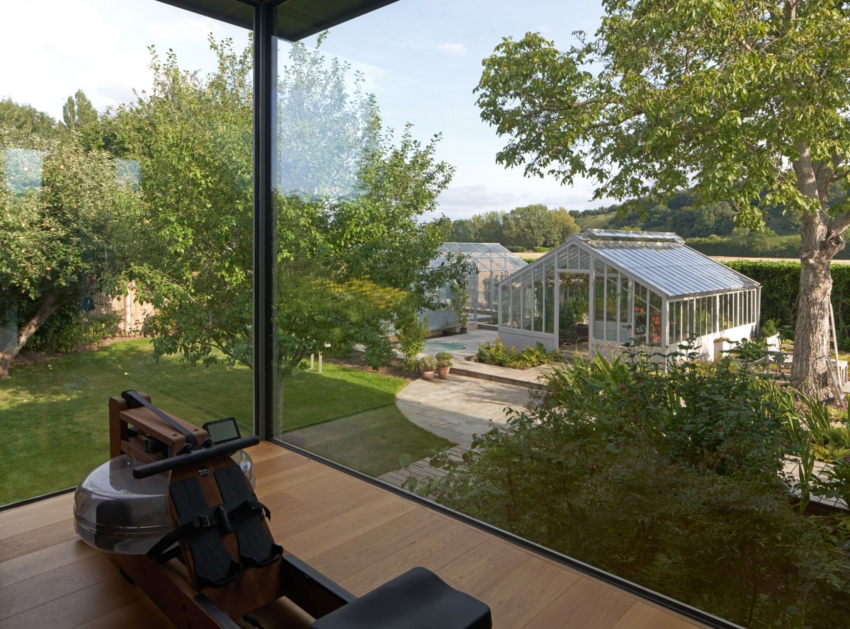 Vista del jardín y del cobertizo de flores desde la sala fitness