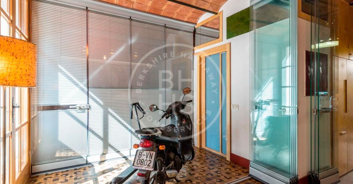 Posibilidad de guardar la moto o el patinete