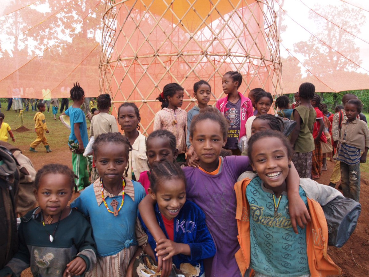Warka Water, la torre de bambú para combatir la sequía