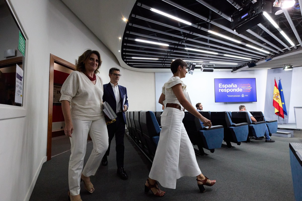 (I-D) La vicepresidenta tercera, Teresa Ribera; la portavoz, Isabel Rodríguez; y el ministro de la Presidencia, Félix Bolaños