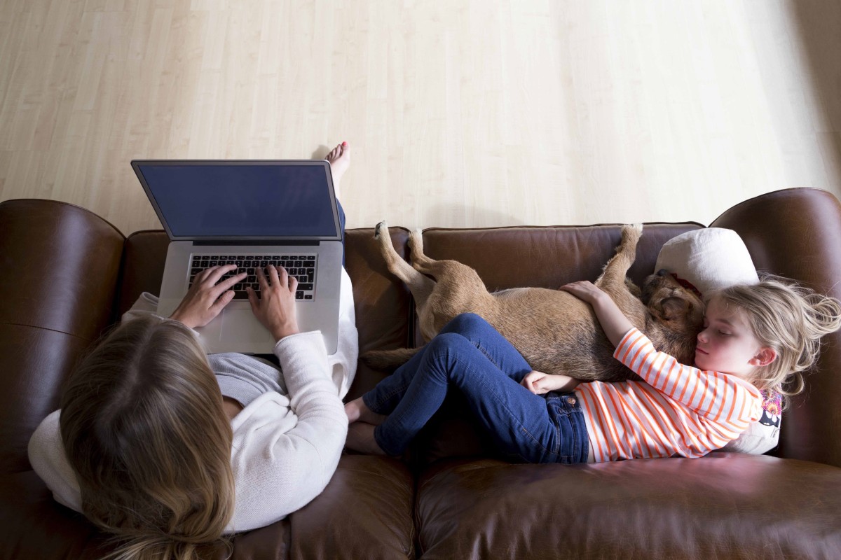Los españoles que teletrabajan son los que más desean cambiar de casa, según Aedas
