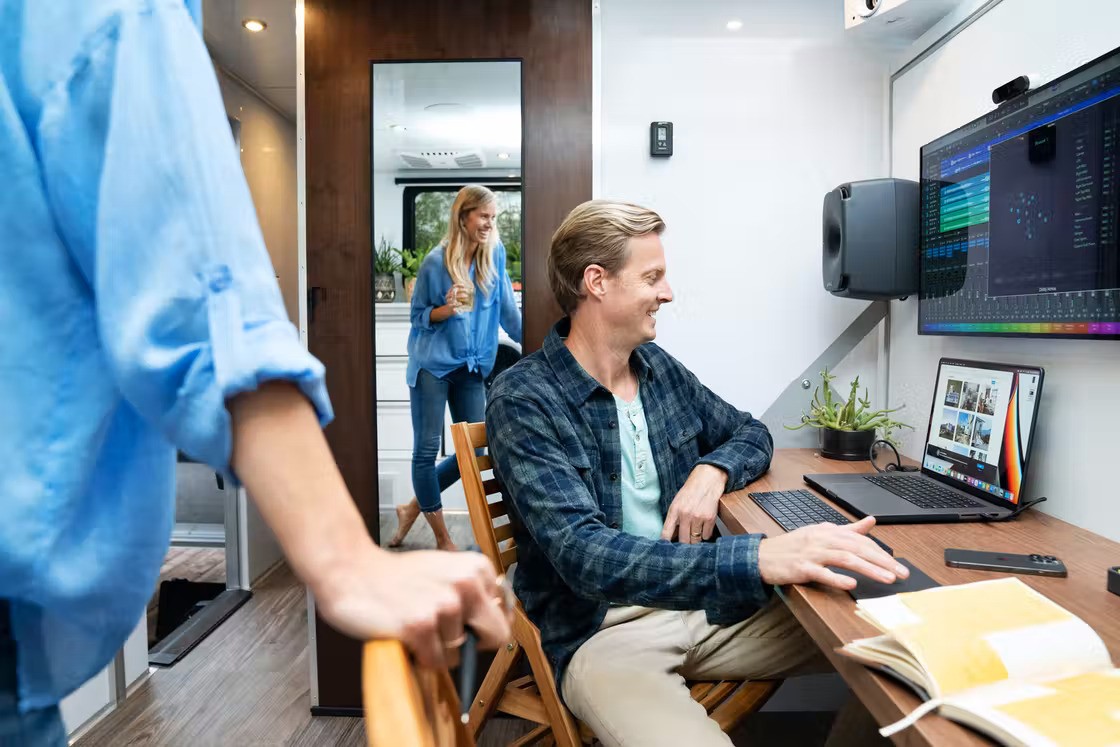 Hombre trabajando con el ordenador