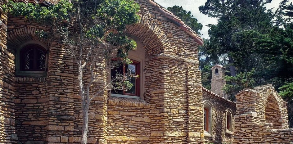 Brad Pitt compra una casa de piedra en un acantilado de California por 40 millones de dólares